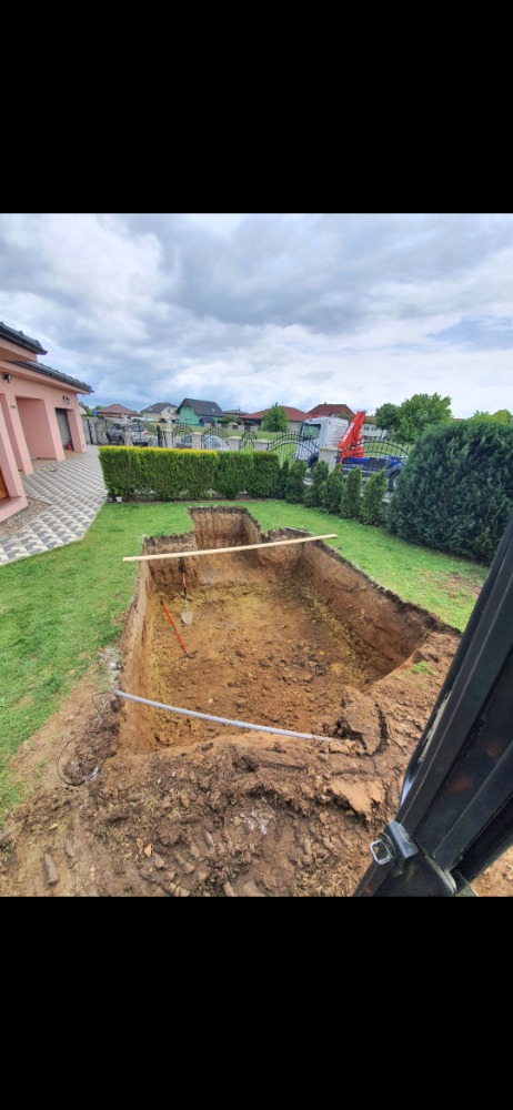 Výkop bazénu v soukromé zahradě